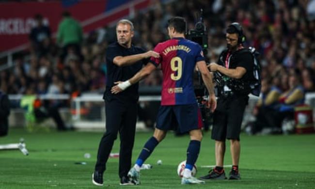 Robert Lewandowski talks with Hansi Flick during the La Liga match against Getafe.